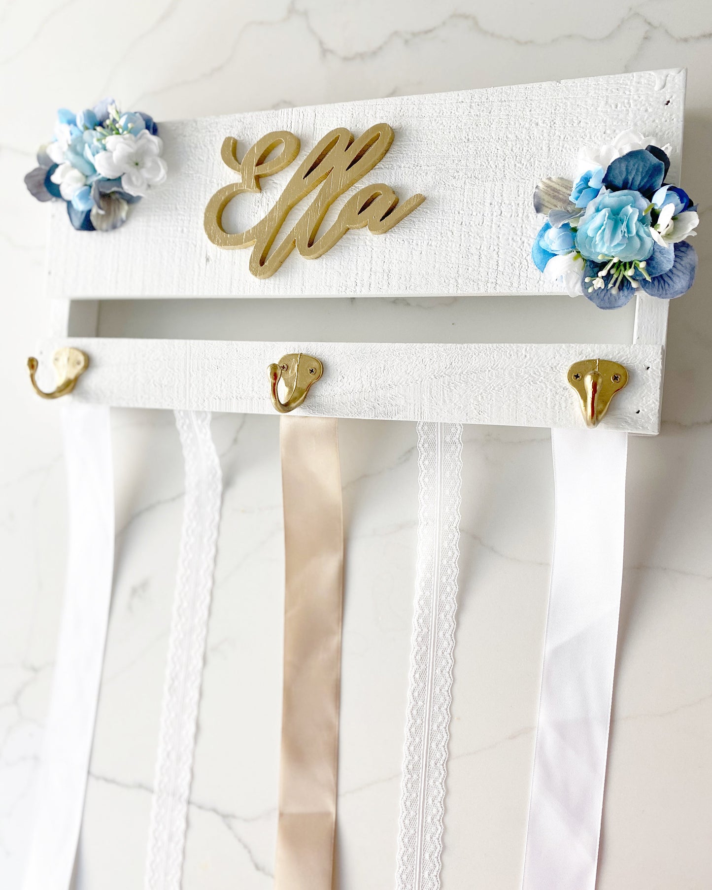 Personalized bow storage organizer with metallic name sign