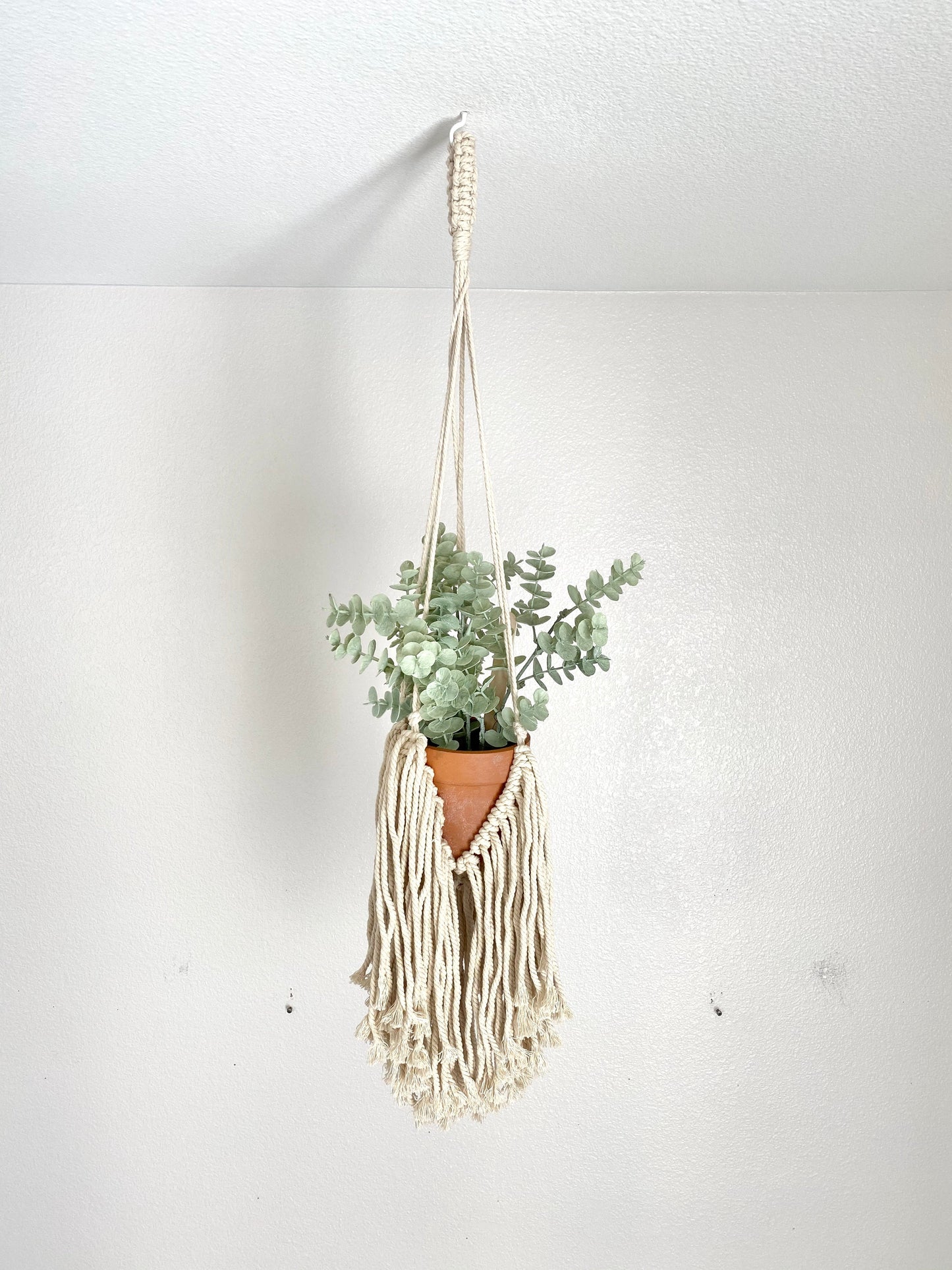 Macrame planter with adjustable cord length