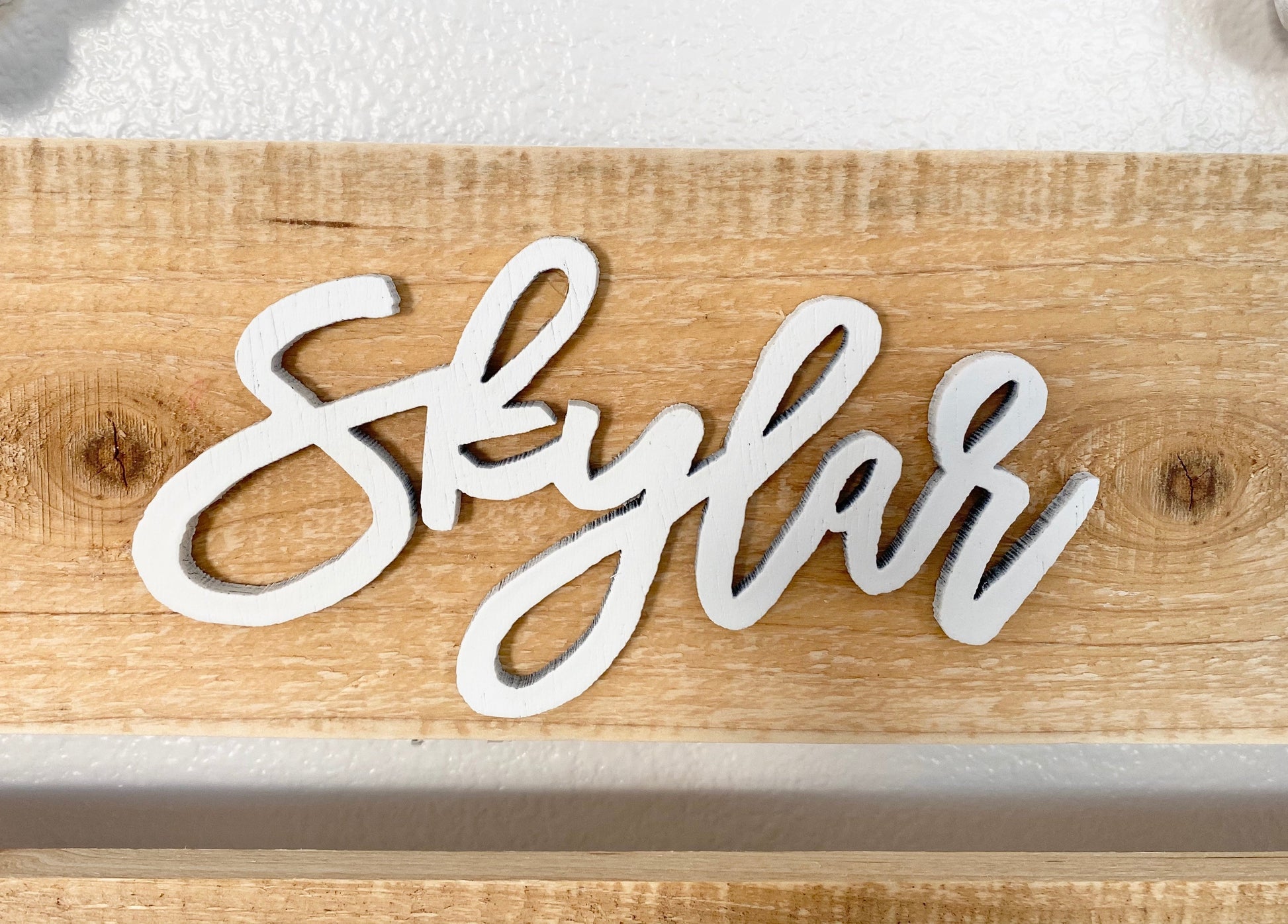 Personalized headband storage holder with decorative flowers