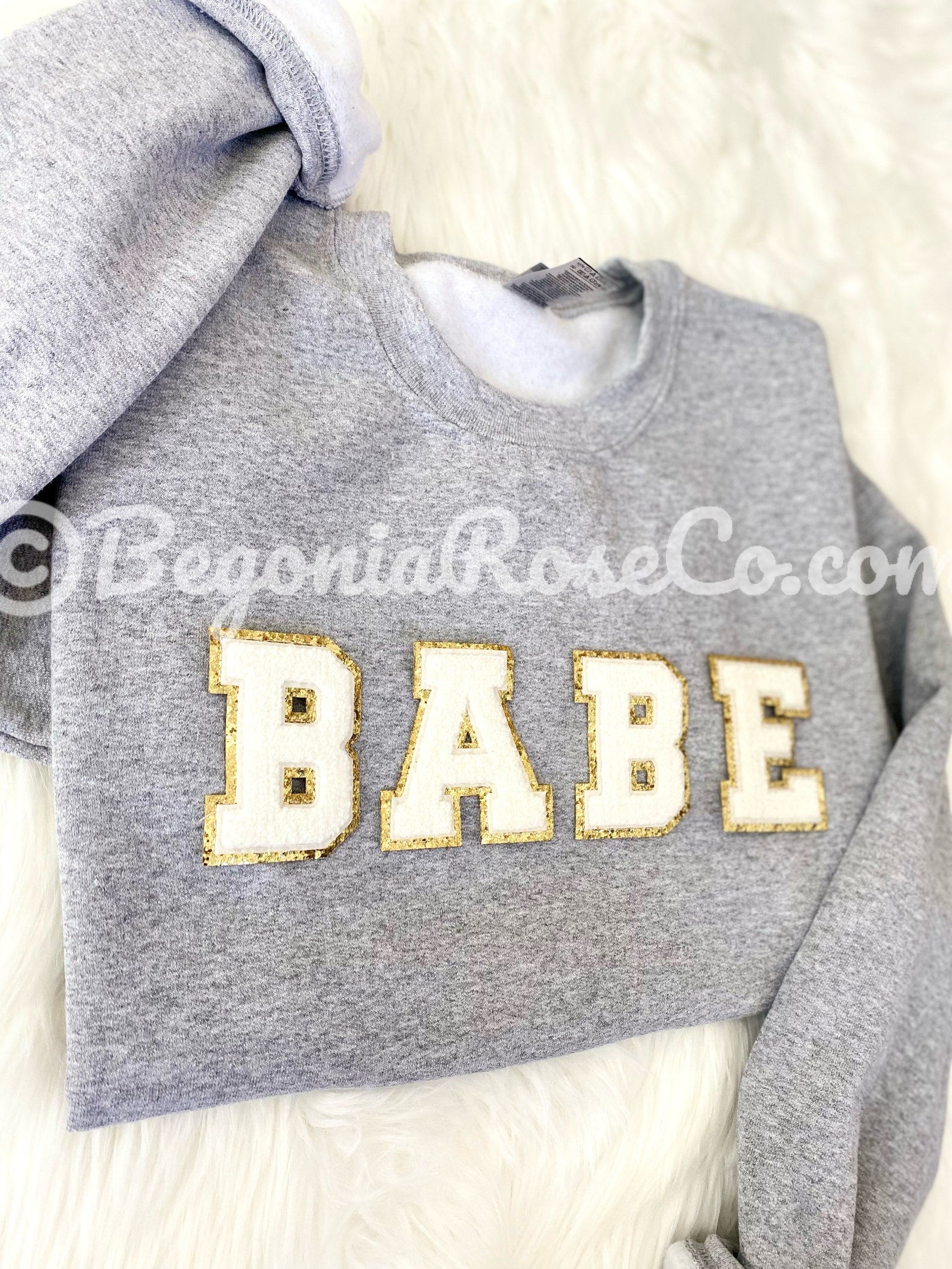 Personalized chenille patch crewneck sweatshirt sand color - custom name word